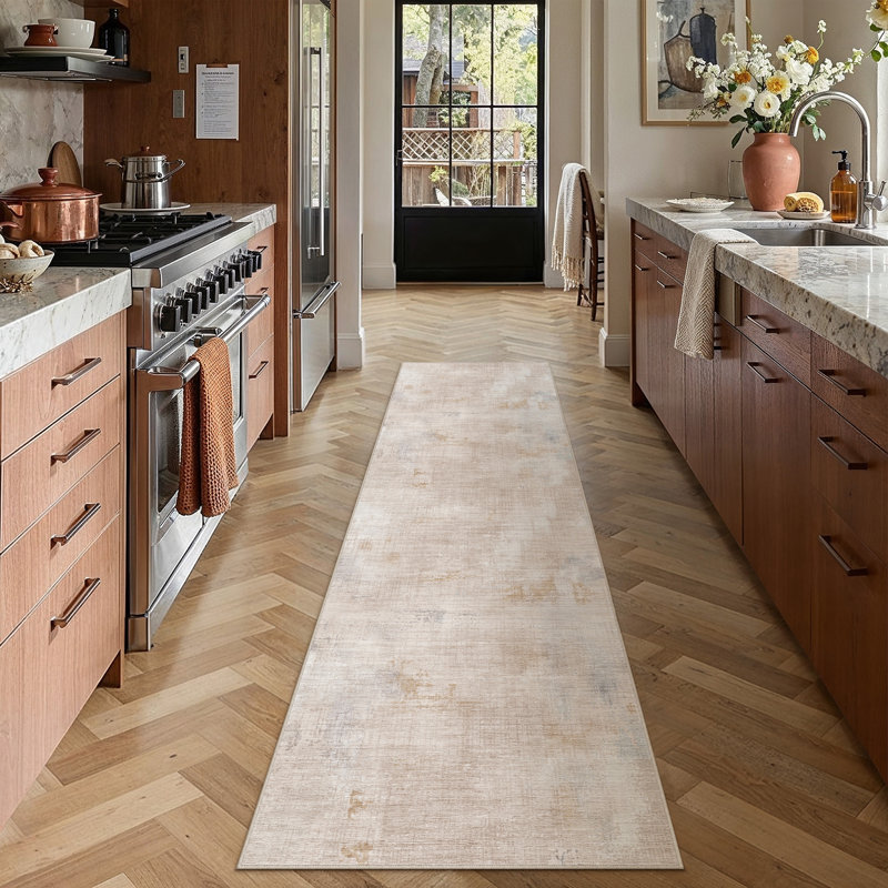 Tapis abstrait lavable à la machine avec envers antidérapant Elroy, 0.28", Beige, Tapis de couloir 2 pi x 8 pi
