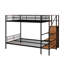 Lit superposé simple au-dessus d'un lit double en métal avec étagères grillagées, échelle de rangement et garde-robe