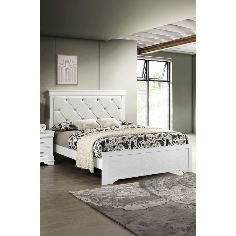 Lit double à panneau en bois pleine grandeur avec tête de lit tapissier et capitonnage à boutons blanc pour une chambre confortable