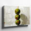 Minimaliste olive brochette Canvasmodern, nature morte sur toile blanche texturée, art mural-117770526