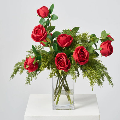 Boule de Noël - rose rouge en fleurs et bourgeons avec arrangement de illusion d'eau de centre de table en cèdre verdoyant