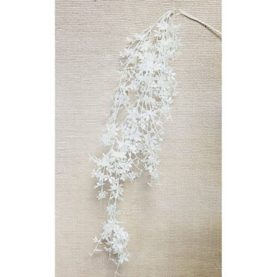 Faux plantes et arbres suspendus en blanc