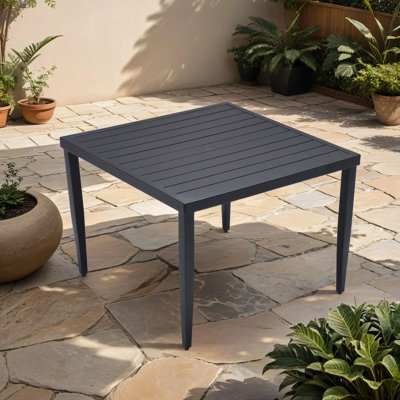 Table de salle à manger d'extérieur 40 po x 40 po avec pieds fuselés et trou pour parasol