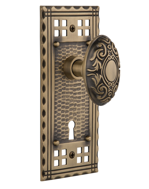 Assiette artisanale avec trou de serrure décoratif et poignée de porte victorienne, Laiton antique, 2-3/4"