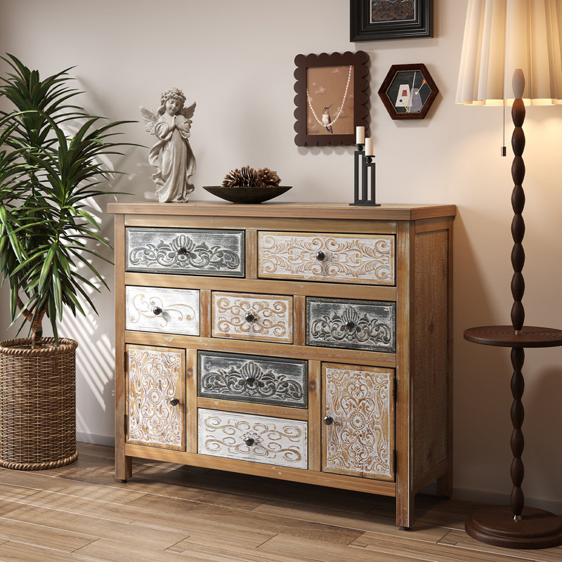 Commode rétro avec bois patiné et motifs ornés