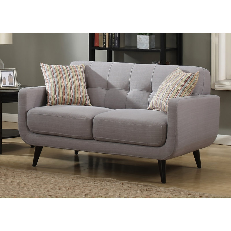 Canapé deux places, mélange de polyester avec structure matelassée, pieds en bois massif, rembourrage en mousse haute densité et 2 coussins décoratifs