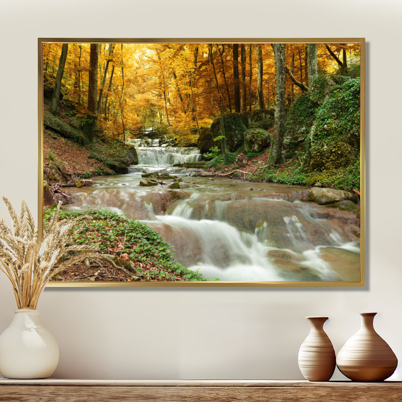Forêt, cascade, arbres jaunes - reproduction de photo, H 34 po x l 44 po, Cadre flottant, Or