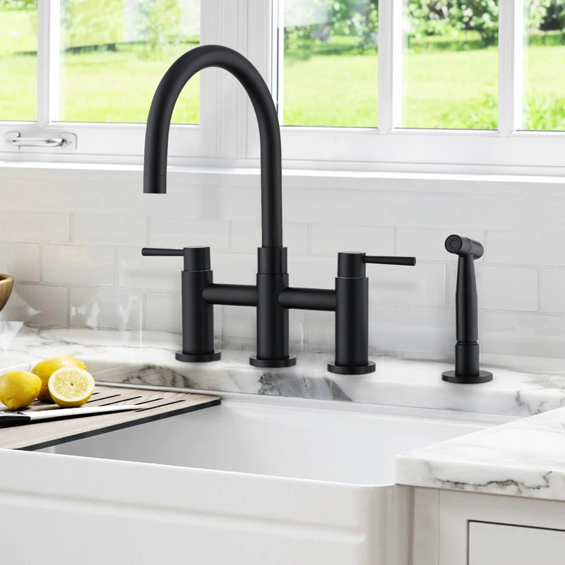Robinet de cuisine à deux poignées à pont avec douchette latérale, noir mat, acier inoxydable 304, bec rotatif à 360 °, douchette à débit maximal de 1,2 gal / min en acier inoxydable, débit d'eau à contrôle pivotant, débit
