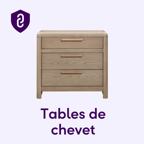 Table de chevet en bois clair à trois tiroirs avec la mention Tables de chevet.