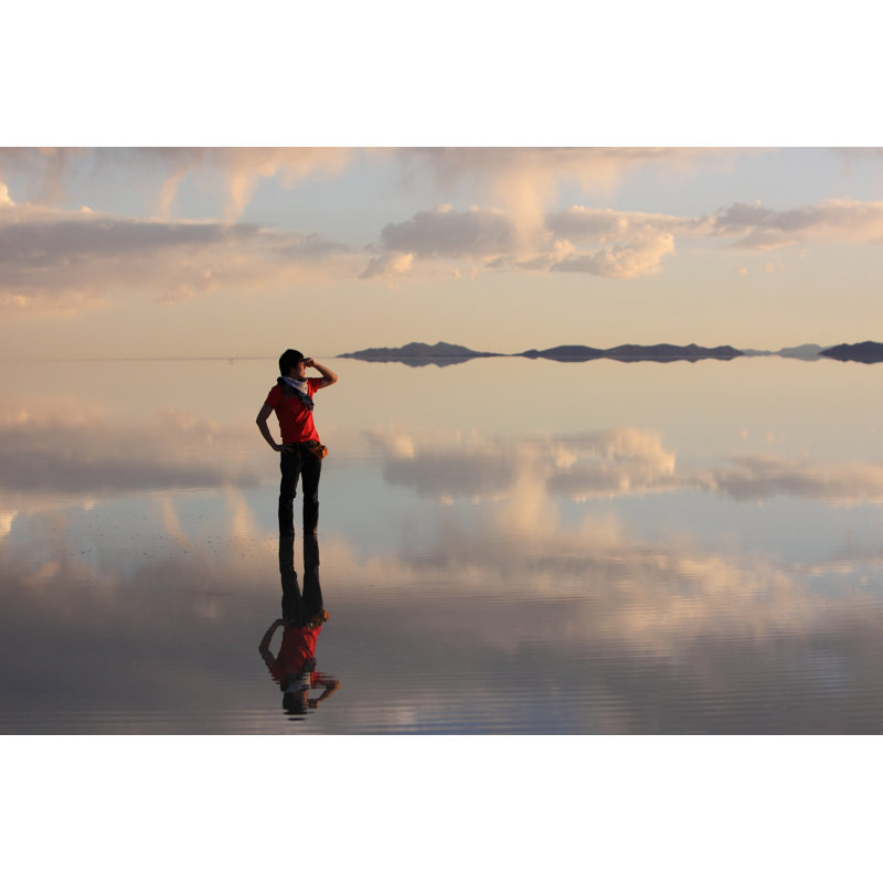 Man at Uyuni Salt Flat - Photographie sur toile tendue, H 8 po x l 12 po