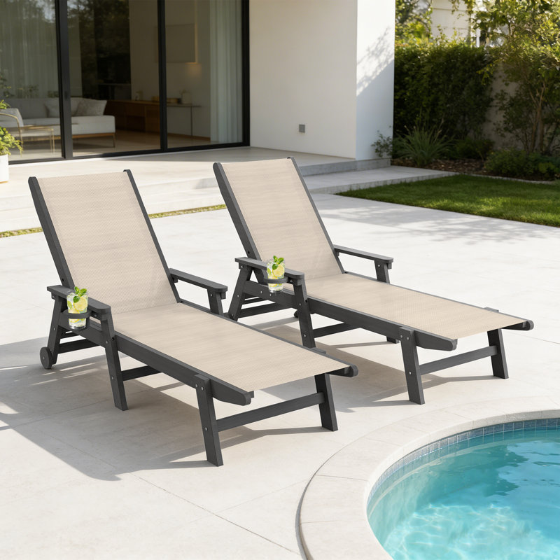 Chaises longues d'extérieur en PEHD et en polyester enduit de PVC avec accoudoirs, dossier réglable à 5 positions, roues, porte-gobelets cachés, ensemble de 2