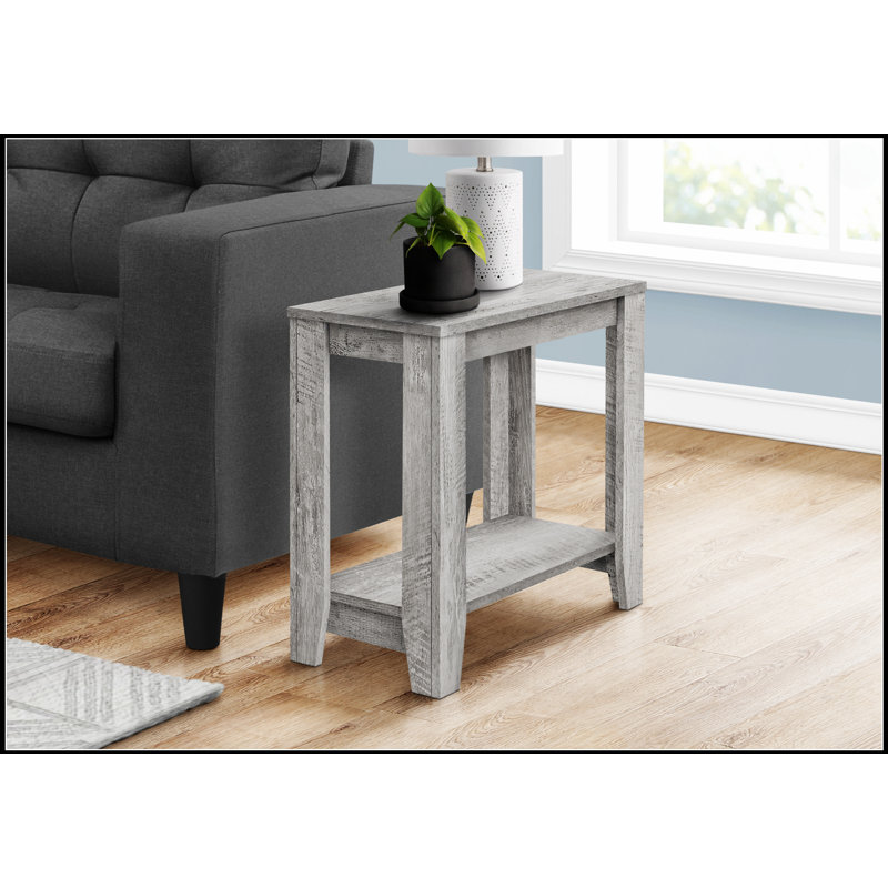Élégante table d'appoint en bois gris industriel, parfaite pour le salon et la chambre à coucher avec rangement à deux niveaux et utilisation polyvalente.