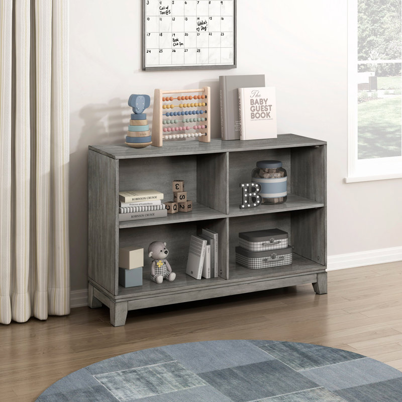 Bibliothèque en bois Garretson à 4 tablettes avec dossier fermé, design rustique et transitionnel pour un rangement élégant
