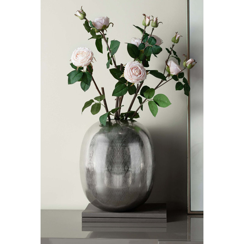 Vase décoratif en aluminium avec une finition argentée, léger et robuste, idéal pour les présentoirs de table et de manteau de cheminée modernes.
