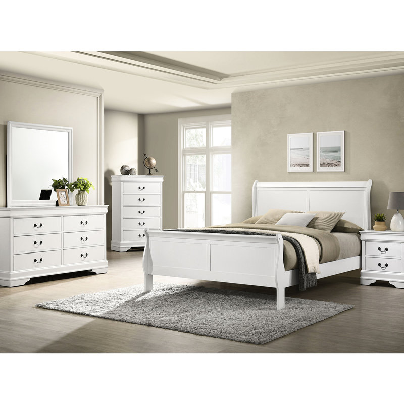 Grand lit en blanc, avec tête de lit à panneau et basse pour la chambre à coucher