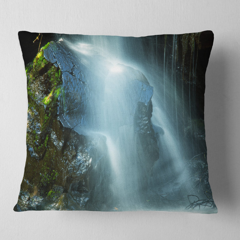 Incroyable cascade d'eau blanche - coussin à imprimé paysage, 16 po x 16 po, Coussin décoratif