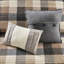 Couette 6 pièces à chevrons, couleur neutre, motif à carreaux Buffalo, coussins imprimés cousus à la main, style neutre et décoratif, avec toutes les fonctionnalités.