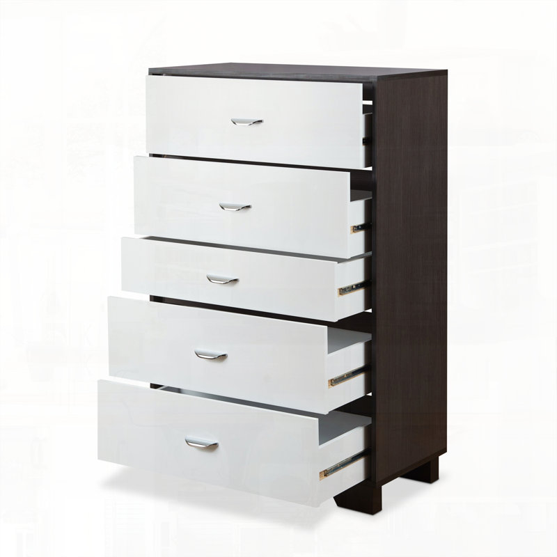 Finition de la commode de rangement dans la chambre à coucher