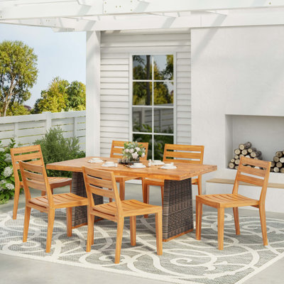 Ensemble de salle à manger d'extérieur 7 pièces avec fabrication en bois d'acacia, conception de drainage à lattes, pieds en rotin tissés à la main et durabilité toutes saisons pour les patios et les jardins.