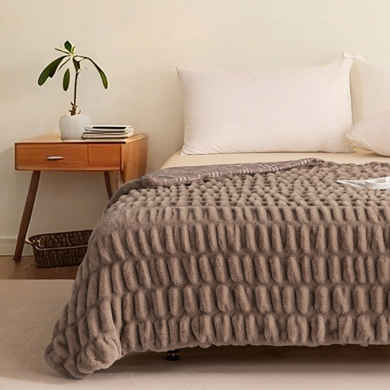 Plaid en fausse fourrure froncée avec un design réversible et une texture douce et soyeuse, l 50 po x L 60 po, Brun