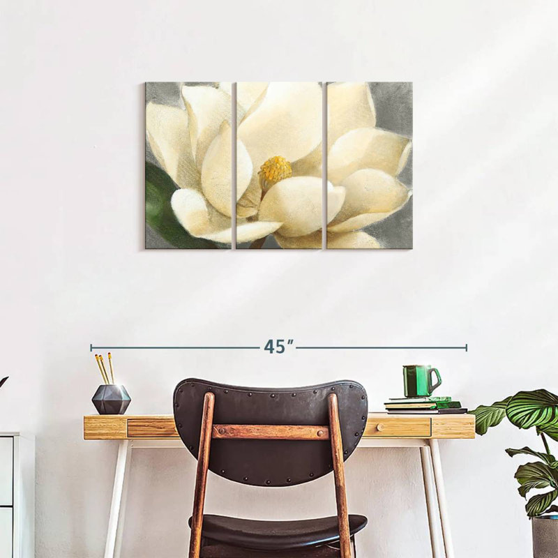 Fleur de magnolia Harnek sur fond gris, H 20 po x l 33 po