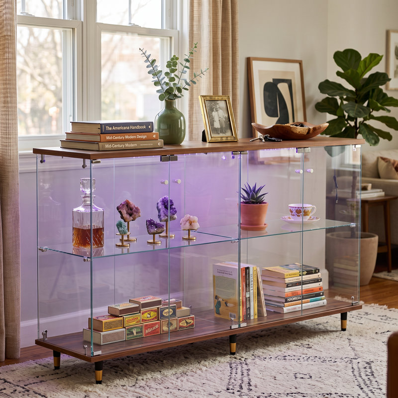 Buffet moderne en verre de 63 po avec armoire en verre trempé, plateau et base en grain de bois de noyer, bande lumineuse à DEL multicolore avec application et télécommande, armoire de rangement pour présentoir