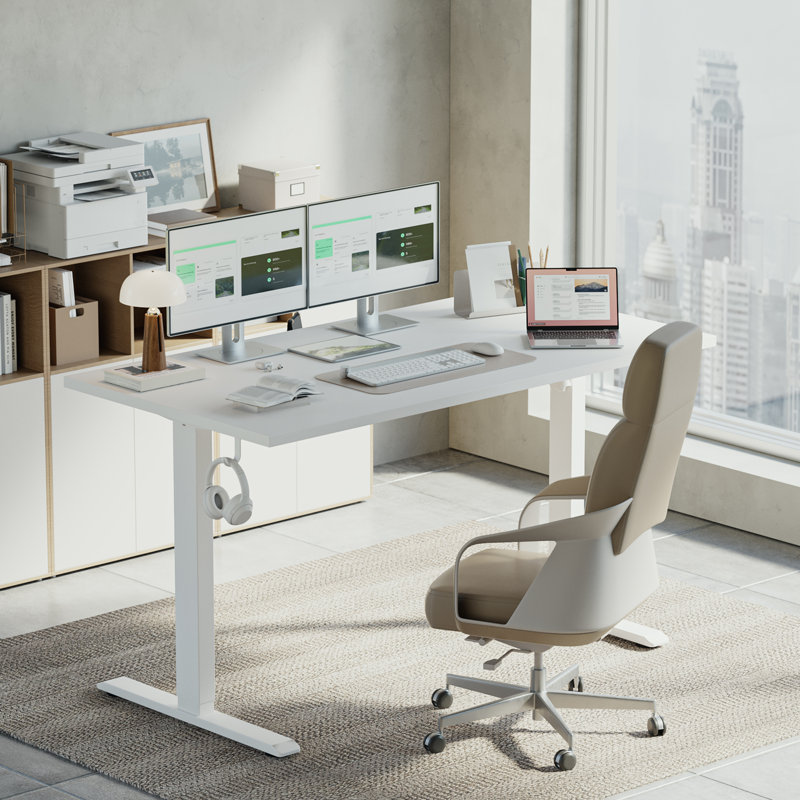 Bureau debout électrique réglable en hauteur de 63 pouces avec préréglage de la mémoire, bureau à domicile ergonomique assis-debout, bureau d'ordinateur avec crochets, blanc