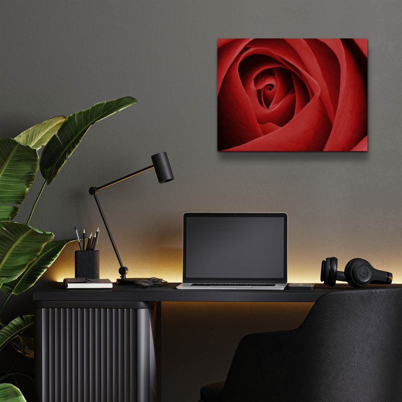 «Red Rose» par Tom Quartermaine, H 12 po x l 16 po x P 0,13 po