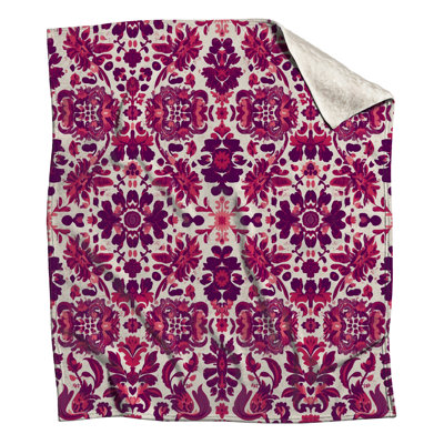 Couvertures roses à motif damassé