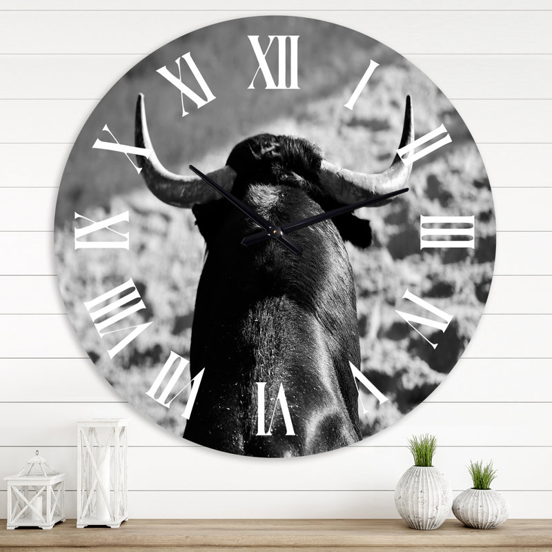 Portrait monochrome d'un taureau espagnol II - Horloge murale de ferme, Grand