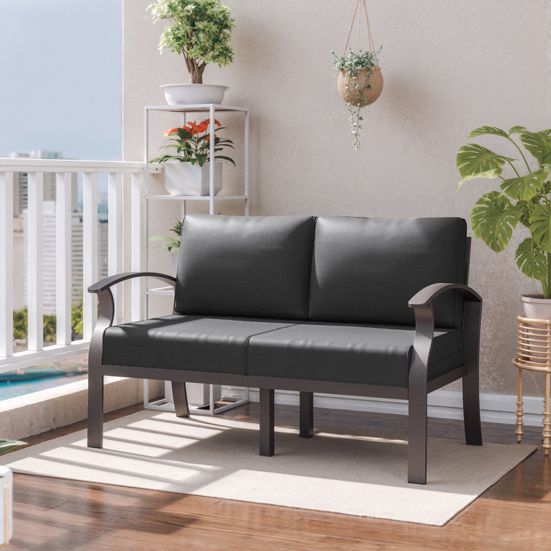 Causeuse d'extérieur en aluminium 52 po avec coussins, accoudoirs ergonomiques et structure renforcée Mcknight pour plus de stabilité