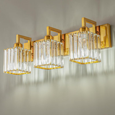 Luminaire de meuble-lavabo moderne en cristal avec design à 3 lumières et finition laiton brossé, compatible avec les ampoules E26, installation facile, applique murale durable et élégante