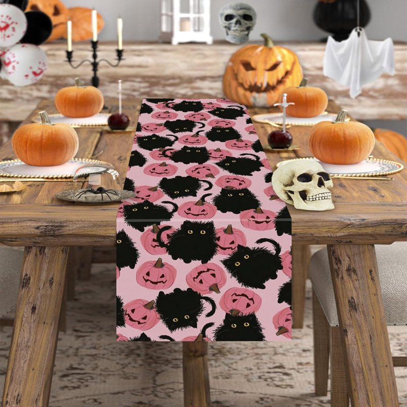 Chemin de table d'Halloween avec chat noir et citrouilles roses