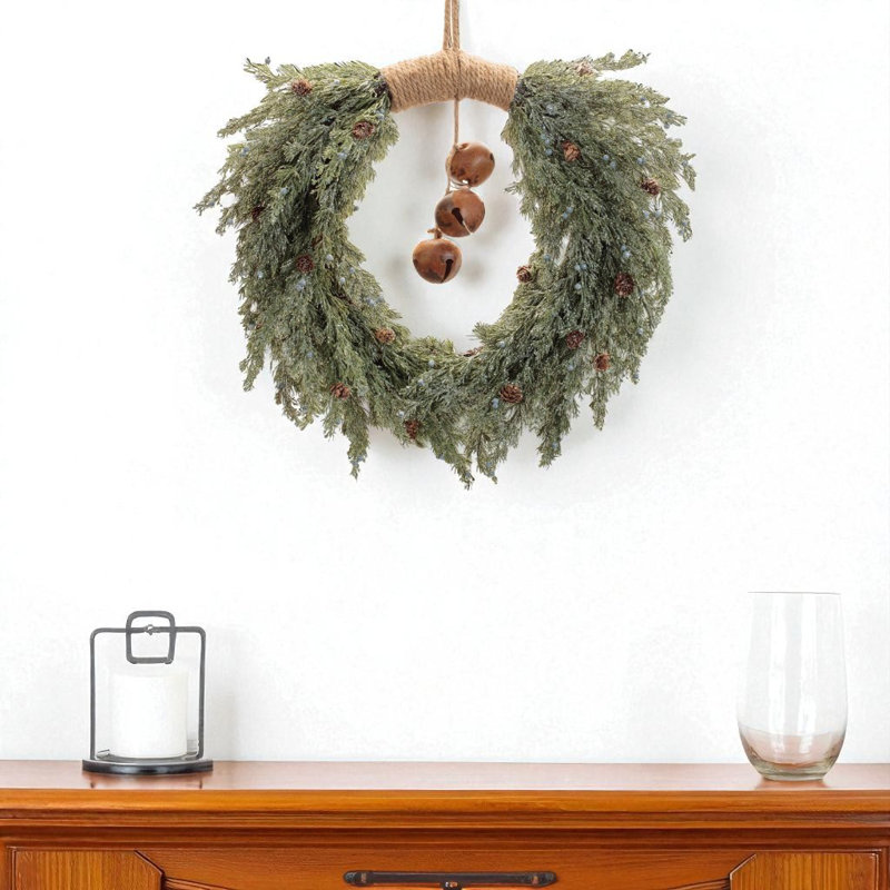 Couronne de Noël artificielle 22 po Green and Brown Pine and Jingle Bells