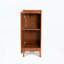 Armoire de rangement moderne moderne avec poignées en métal et pieds surélevés