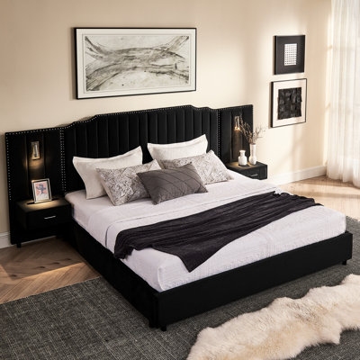 Très grand cadre de lit tapissier à rayures verticales, tête de lit, table de chevet, éclairage réglable, pas de sommier - velours plateforme noir, lampe noire, nécessaire