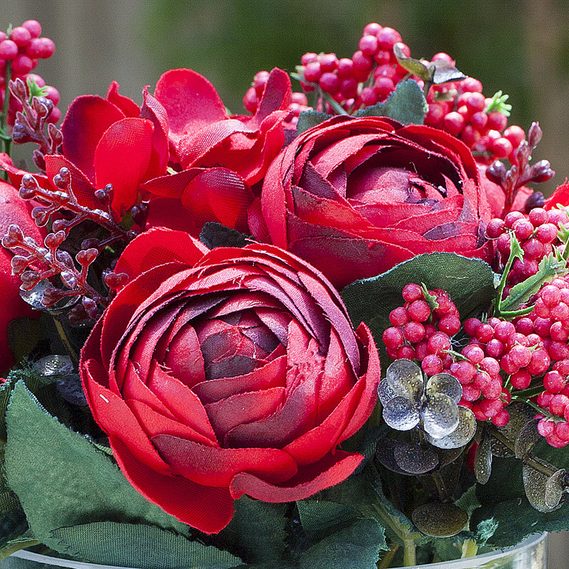 Renoncule artificiel dans un vase en verre, Rouge