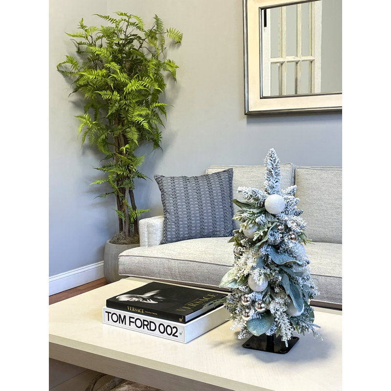 Arbre de Noël floqué avec feuilles et ornements magnolia
