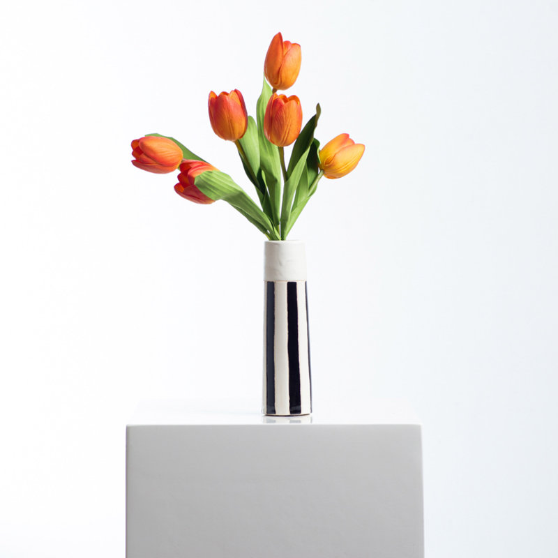 Véritable touche de tulipe dans un vase, Orangé