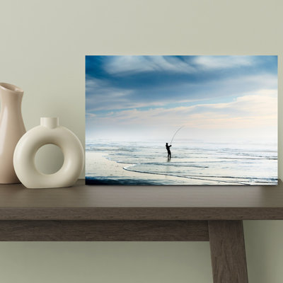 Silhouette de pêcheur pêchant sur la plage sous un ciel bleu, plage contemporaine, art mural
