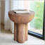 Table d'appoint à trois pieds en grain de bois MGO Iris, brun, résistante aux intempéries et polyvalente