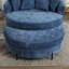 Fauteuil demi-tonneau rembourré avec repose-pieds-100891575