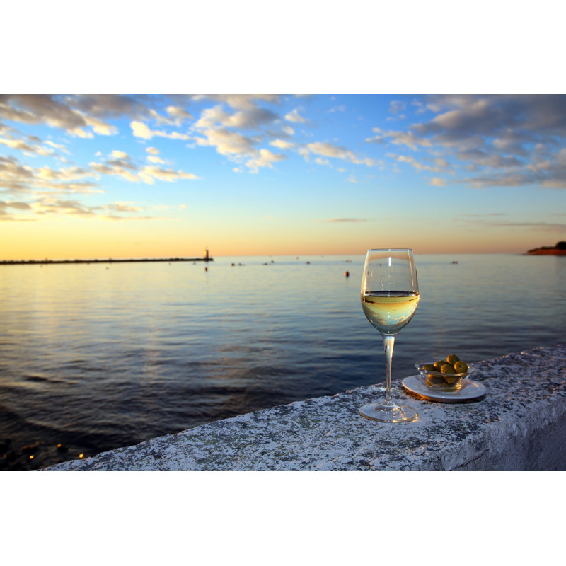 Verre de vin et d'olives au bord de la mer par Vuk8691, H 24 po x l 36 po