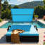 Chaise longue d'extérieur à structure en acier avec auvent courbé, dossier réglable, table d'appoint cachée et accoudoirs arqués-481202080