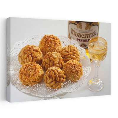 Assiette de panellets avec un muscat, art mural pin traditionnel de Barcelone, Catalogne, Espagne