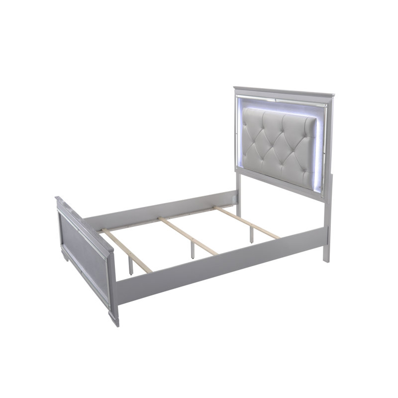 1pièce moderne grand lit à DEL avec revêtement en similicuir et panneau de pied biseauté avec accents de miroir et pied de lit texturé au fini beige argenté
