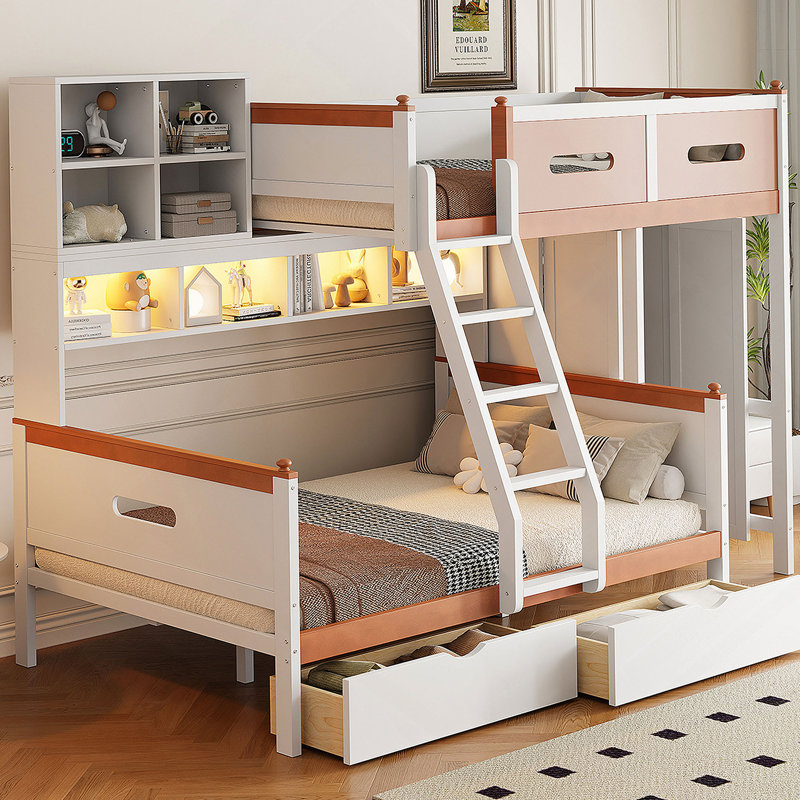 Lit superposé simple au-dessus d'un lit double en bois avec garde-robe, tiroirs, tablettes et lumière DEL