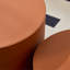 Table en cuir moderne avec panneau de fibres à densité moyenne orange - tailles compactes, idéale pour la décoration du salon et l'utilisation quotidienne-128968081