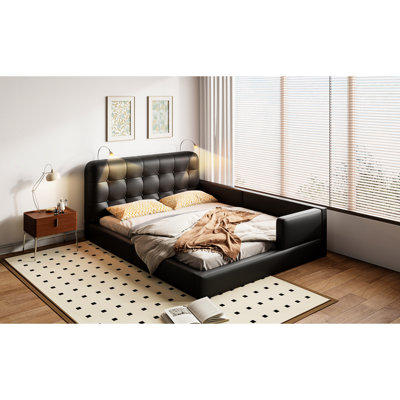 Grand lit tapissier noir avec 2 lampes de lecture. Revêtement en cuir supérieur de qualité supérieure. Espace de repos spacieux et paisible. Tête de lit intégrée avec lumières de taille réglable, noir. Aire de repos confortable.