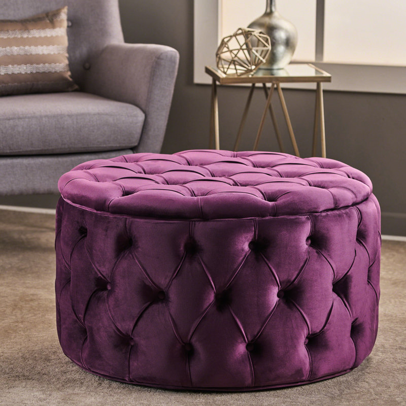 Velours fuchsia élégant pour une chambre de bébé chic et glamour avec accents capitonnés